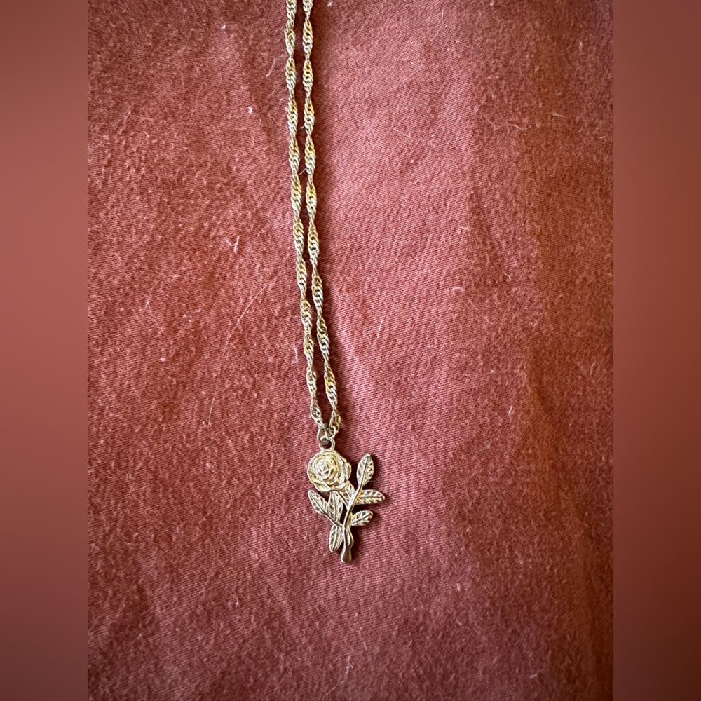 Gold rose necklace